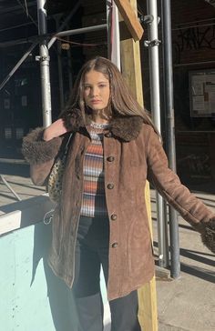 90s Vest Outfits, Rock Star Girlfriend, 90s Vest, Blue Striped Top, Autumn Fits, Instagram Pose, Fall Fits, Brown Coat, Vest Outfits