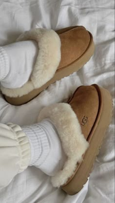 vanilla girl aesthetic| platform uggs | comfy | cozy | cure | winter outfit inspo | lazy girl aesthetic | ugg slippers Pretty Shoes Sneakers, Skandinavian Fashion, Estilo Taylor Swift, Cute Slippers, Uggs Outfit, Winter Slippers