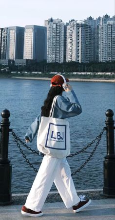 Korean Street Style Women, 90s Ootd, Headphone Outfit, Modest Girly Outfits, Korean Street Style, Beautiful Photoshoot Ideas, Bff Photoshoot Poses, Stylish Work Attire, Photography Posing Guide