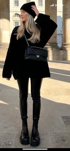 Black Chelsea Boots Outfit, London Winter Outfits, Formal Outfit Ideas, Winter Style Inspiration, Teens Outfits, Ny Outfits, Perfect Winter Outfit, Inspiration For Women, Stylish Winter Outfits