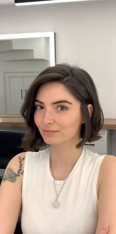 Shorter Hair Round Face, Thick Textured Bob, 2023 Bob Haircuts Round Face, Bob Side Parting, Shirt Haircuts For Round Faces, Round Face Medium Length Haircut, How To Style Short Hair Side Part, Cute Short Hair Round Face, Chin Length Round Face