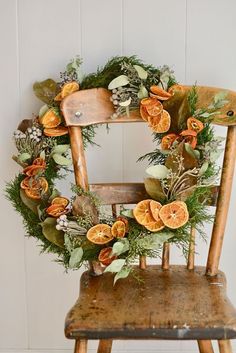 Save some money with these easy and cheap Holiday decor ideas that you can create at home! Christmas decorating made easy! Wreaths Ideas, Navidad Diy, Wreaths Diy