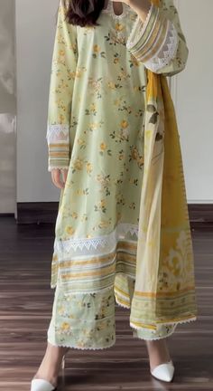 Simple Pakistani Dresses Casual, Cotton Suit Designs, Simple Dress Casual, Stylish Kurtis Design, Latest Dress Design, Trendy Shirt Designs, Pakistani Fashion Casual, Desi Fashion Casual