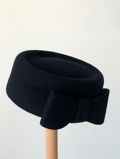 This black pillbox hat is handmade with great quality felt . Inspired by Jackie O this chic dress hat  can match many winter outfits when worn at special events, winter weddings, cocktail parties, the races and even funerals. fits average head size, if your head is larger than 59 cm please contact me before you order. height 7 cm The petersham sewn inside will protect this meticulously handmade piece. Listing in other colors, materials and shapes: FUR FELT:  https://www.etsy.com/il-en/shop/RanaH Pink Pillbox Hat, Classy Hats, Occasion Hats, Bridal Hat, Cocktail Hat, Wedding Hat, Pillbox Hat, Dress Hat, 50s Style