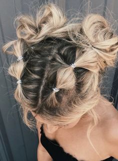 Cute Hairstyles All Hair Up, Festival Updos Short Hair, Bubble Braids Into Space Buns, Bubble Space Buns, Sporty Space Buns, Hair Styles With Buns, Rave Hair For Short Hair, Rave Hair Space Buns, Tiny Pigtails Hair