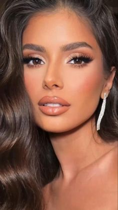 Makeup For Big Eyes Brown, Bridal Makeup For Big Brown Eyes, Bright Smokey Eye Makeup, Doe Eye Bridal Makeup, Brown Smokey Eye Bridal Makeup, Classy Formal Makeup, Subtle Glam Makeup Brown Eyes, Wedding Makeup Latina Brides, Bridal Makeup For Tan Skin Tones