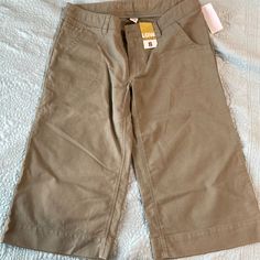 Womens Old Navy Size 8 Khaki Capris New With Tags Low Waist Knee-length Khaki Cotton Bottoms, Casual Khaki Cotton Capris, Casual Short Capris With Pockets, Casual Short Length Capris With Pockets, Casual Short-length Capris With Pockets, Casual Capris With Built-in Shorts, Khaki Knee-length Spring Bottoms, Spring Khaki Capris With Pockets, Summer Cotton Khaki Capris