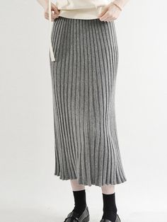 Composition : pure lambswool 50% + soft nylon 50%Color : Gray Country of Origin : Republic of Korea Casual Gray Winter Skirt, Gray Winter Skirt, Chic Gray Winter Skirt, Gray Knit Bottoms For Winter, Gray Skirt For Winter, Gray Skirt, Knit Skirt, Composition, Pure Products