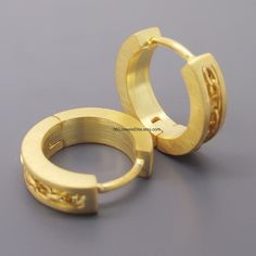 Men's yellow gold plated earrings with a chain inlay in a size medium. These men's huggie hoop earrings are made from sterling silver and plated in yellow gold. SPECIFICATION Base metal: 925 Sterling Silver Outer layer: yellow gold plated Outer Diameter: 13 mm, medium Inner Diameter: 10 mm Width: 3mm Ear Post: 20 gauge We can customize the ear post gauge in 14g, 16g, and 18g. https://www.etsy.com/listing Learn more about our 18K gold plated jewelry, please visit our blog: http://360jewels.blogsp Hoop Earring For Men, Small Metal Hoop Earrings, Gold Small Hoop Huggie Earrings, Tarnish Resistant Link Hoop Earrings As Gift, Gold Hoop Earrings With Gold Chain For Gift, Gold Hoop Earrings With Gold Chain, Yellow Gold Hoop Earrings With Gold Chain For Gift, Gift Yellow Gold Hoop Earrings, Gold Hoop Earrings With Gold Chain For Everyday