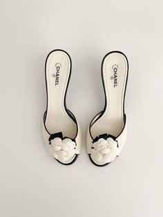 CHANEL insta id : chanelofficial For more goals follow @kekekapan Off-White's luxury shoes blend streetwear aesthetics with high-fashion craftsmanship, making them a statement piece for any modern wardrobe." Ivory Sandals, Stile Blair Waldorf, Hak Tinggi, Shoes Heels Classy, Vintage Heels, Heels Classy