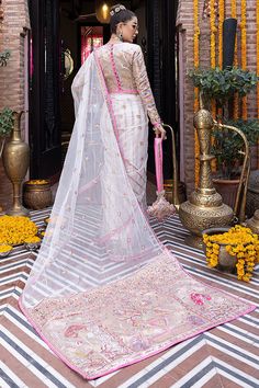 Saree Style, Pakistani Wedding Dress, Embroidered Saree, Elegant Attire, Net Saree, Saree Dress, How To Iron Clothes, Pakistani Wedding, Saree Styles