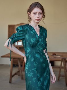 Flora Print Dress, Clothes Green, Tea Length Dress, Black Lace Midi Dress, Retro Style Dress, Fiesta Outfit, Simple Retro, Future Outfit, Silky Dress