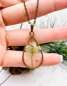 This beautiful teardrop floral mustard seed necklace is perfect for any occasion!  Share your faith and your love of nature everywhere you go. This beautiful handmade resin necklace makes the perfect gift for a loved one, a best friend, or just a reminder of your own inner beauty and faith.  Necklace is handmade with resin, real flowers, mustard seeds, and an antique bronze chain.  Chain Length: 18 inches long  Chain Width: 1.5 mm Antique Bronze chain with lobster clasp Please contact me if you have any questions or requests. Due to the handmade nature of the resin process no two necklaces will ever be exactly identical. Please keep in mind that there may be some minor imperfections in the resin, such as tiny air bubbles SHOP DESCRIPTION: Resin jewelry has endless possibilities and I love Mustard Seed Faith Necklace, Mustard Seed Resin Jewelry, Bohemian Teardrop Pendant Drop Necklace Gift, Nature-inspired Teardrop Pendant Necklace For Gifts, Teardrop Necklace With Natural Inclusions For Gift, Nature-inspired Teardrop Pendant Necklace As Gift, Teardrop Necklace With Natural Inclusions, Teardrop Necklace For Mother's Day, Drop Necklace With Natural Inclusions For Gifts