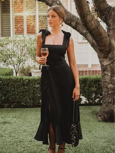 Make a daring statement in our AVIANCA Shoulder Tie Bridal Midi Dress in Black. This alluring bridal inspired midi dress features the signature AVIANCA shoulder tie detailing and rich claret fabric with a delicate shimmer, creating a sophisticated and exclusive look for the fashion-forward bride. Crafted with a luxurious feel, this dress is sure to dazzle on your special day or wedding guests.Size Guide: Model is 5’6” tall, and has a 33.4” bust, 26.5” waist, 34.6” hips. She is wearing a S / U... Stylish Maxi Dress, Strappy Maxi Dress, Boho Midi Dress, Spaghetti Strap Maxi Dress, Guest Attire, Wedding Attire Guest, Costume Intero, Mini Robes, Vestidos Vintage