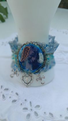 If you   have a gift to make, original and trendy, unique and handmade, here is for you:   A cuff bracelet, made on a base of scalloped ribbon, vintage, decorated with a cabochon, fine handmade flowers, and a charm: 1 star inlaid directly in the resin. On the outline of the cabochon, I sewed small fabric flowers, and attached raw citrine beads. -Colors: light pink, bronze and touches of green and ecru. - T clasp    -Bohemian chic style  -artisanal creation. -Unique piece wrist 17/18/ or 19 cm. POSSIBILITY OF ENLARGING IT. YOU MUST SELL ME YOUR WRIST MEASUREMENT; So that I can adjust it before sending. THANKS 🎁It will be delivered in its gift box, and packaged with care.   Do not hesitate to ask questions if you need advice or information.   I respond quickly. Handmade Wearable Art Bracelets For Festivals, Handmade Bohemian Cuff Bracelet For Wedding, Handmade Bohemian Wedding Bracelets, Bohemian Handmade Wedding Bracelets, Unique Handmade Cuff Bracelet Gift, Handmade Bohemian Cuff Bracelet As Gift, Handmade Bracelets As Wearable Art Gift, Bohemian Beaded Bangle For Gift, Handmade Wearable Art Bracelets For Party