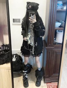 Bone Aethstetic, Rokku Gyaru Outfits, Harajuku Goth Fashion, Rokku Gyaru, Harajuku Fashion Kawaii, Harajuku Grunge, Gothic Harajuku, Dark Girl, 일본 패션