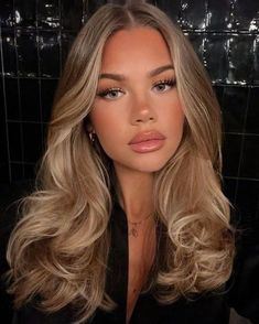 Honey Blonde Hair On Latinas, Dark Blonde Hair, Blonde Hair Inspiration, Blonde Hair Looks, Long Blonde, Hair Inspiration Color