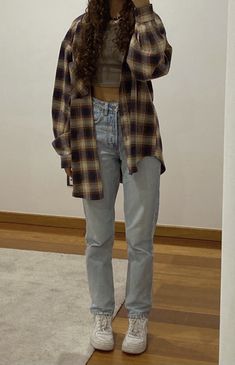 Outfits With A Flannel Jacket, Skater Flannel Outfits, Warm Flannel Outfits, Flannel 90s Outfit, Flanal Outfits For School, Oversized Flannel Outfits Winter, Flanel Outfit Aesthetic, Womens Flannel Outfit, Flannel Outfits Girl