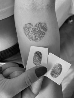 two fingerprints are on the arm of a woman