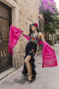 16 De Septiembre Outfit Ideas, Outfit Fiesta Mexicana, Mexican Outfits For Women, Mexican Fabrics, Mexican Clothing Style, Outfit Mexicano, Mexican Shawl, Formal Shawl