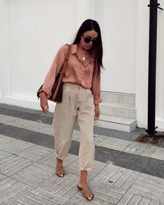 Polished Fashion Style, Beige Capris Outfit, Light Pink Outfit Ideas, Thrifted Trousers, Looks Chic, Trend Fashion