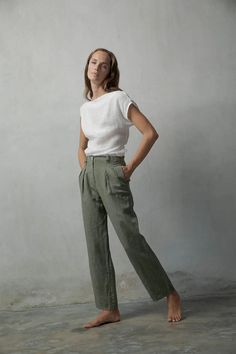 Stay stylish while on the go with the classic Piega Khaki Linen Trousers, made for easy movement and minimal creasing. Cut from a natural linen cotton blend. Wide Leg Linen Pants, Fine Linen, How To Make Clothes, Luxury Linen, Linen Trousers, Italian Fabric, Formal Looks, Linen Top, Linen Clothes