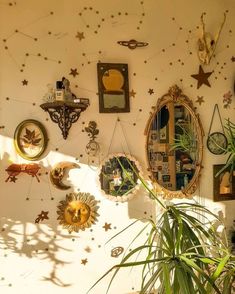 a wall with many different decorations on it