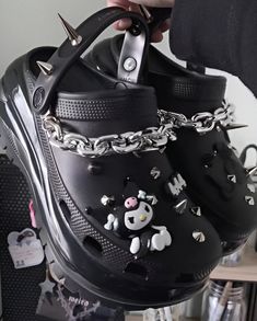 Gothic Crocs Shoes, Accessories Dark Aesthetic, Goth Crocs Outfit, Kuromi Crocs, Punk Crocs, Emo Crocs, Black Crocs Aesthetic, Croc Aesthetic, Black Platform Crocs