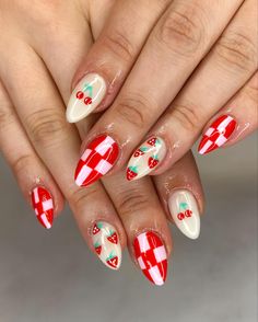 Cheery, strawberry and checkered nail design with gel X fake nails. Strawberry Nails, Checkered Nails, Bright Nail Art, Bright Nail Designs, 4th Of July Nails, Nail Polish Art, Pretty Gel Nails, Trendy Nail Art, Unique Nails