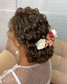 Natural Wedding Hairstyles Superb Ideas For 2022 ❤ natural wedding hairstyles elegant chignon with flowers penteadoslucena #weddingforward #wedding #bride #naturalweddinghairstyles #weddinghairstyles Wedding Hairstyles Curly Hair Flowers, Elegant Chignon, Natural Hair Updo Wedding, Hairstyles Elegant, Rock Your Hair, Chignon Hair, Curly Updo