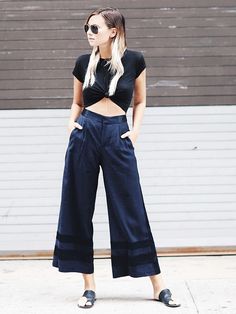 Danielle Bernstein of We Wore What wears high-waisted culottes, a knotted black t-shirt, and slide sandals High Waisted Culottes, Blogger Outfits, Summer Street, Beach Outfits, Summer Lookbook, Street Style Summer, Street Style Chic, Street Style Inspiration, Street Chic