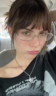 Clear Glasses Aesthetic Outfits, Glasses Square Face For Women, Edgy Glasses Frames, Glasses For Bangs, Square Face Earrings, Glasses Inspiration Oval Face, How To Wear Glasses, Nerd Makeup Looks, Grandma Glasses Aesthetic