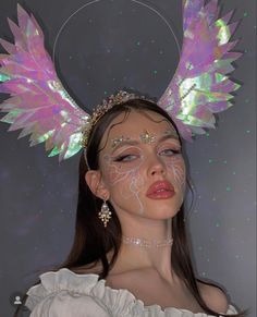 Angel Fairy Costume, Angel Make Up Ideas, Icicle Makeup, Halloween Angel Makeup Ideas, White Fairy Makeup, Halloween Makeup Angel, Black Angel Makeup, Angel Face Paint, Angel Makeup Halloween