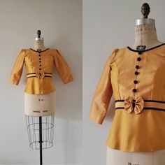 ABOUT 1960s mustard yellow silk structured blouse with chocolate brown trim at collar and waist. Blouse has 3/4 sleeves, chocolate brown buttons down front and a self-fabric bow. Blouse has self-fabric covered button closure at back. Made by: no tag. looks homemade Fabric: silk In good vintage condition. Has two faint stains at front near left of the bow ( please see picture) theres also writting on the inside of garment in a small spot (?) Would best fit approximate size extra small. Please refer to below measurements for proper fit. MEASUREMENTS Approximate FLAT measurements: Length: 22 inches Chest: 17 inches Waist: 15 inches For more Items like this one visit https://www.etsy.com/shop/pinkparadevintage Formal Fitted Yellow Blouse, Vintage Brown Party Top, Vintage Fitted Brown Blouse, Fitted Vintage Gold Blouse, Vintage Gold Fitted Blouse, Fitted Gold Vintage Blouse, Fitted Gold Blouse For Office, Retro Fitted Blouse For Office, Fitted Retro Workwear Blouse