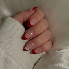 Christmas Nails Red French Tip With Bow, Red Chrome French Tip Nails With Bow, French Tip Red Bow Nails, Red Nails Acrylic With Bow, Red Nail With Bow Design, Colored French Tip Nails Christmas, Red With White French Tip Nails, Christmas Nails Non Acrylic, Red Bow French Tip Nails