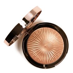 Charlotte Tilbury Highlighter, Best Highlighter Makeup, Best Highlighters, Beauty Hacks Eyelashes, Highlighter Brands, Charlotte Tilbury Lipstick, Best Highlighter, Everyday Makeup Tutorials