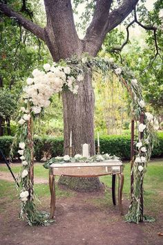 En las bodas sencillas al aire libre sobresalen los adornos minimalistas, aquellos que juegan de una manera peculiar con el paisaje para ambientar. Wedding Arbors, Wedding Ceremony Arch, Wedding Arch Flowers, Wedding Arbour, Arch Decoration Wedding, White Wedding Flowers, Ceremony Arch