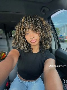 Curly Hair Layers Mid Length, Black Women Highlights Hair Curly, Blond Highlights Natural Hair, 3b Curly Hair Blonde Highlights, Highlights Black Women Curly Hair, Black Curly Hair Dye Ideas, Black And Brown Curly Hair, Curly Black Hair Highlights, Carmel Highlights On Brown Hair Curly 3b