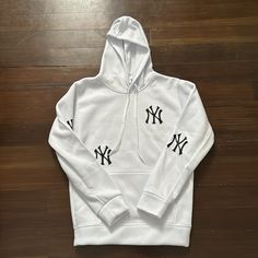 White Yankee Printed Hoodie. Size S Never Worn White Hip Hop Hoodie Sweatshirt, White Hip Hop Fleece Hoodie, Yankee Hoodie, Yankee Sweatshirt, Yankees Jersey, Hoodie Print, Blue White, Sweaters For Women, Color Blue