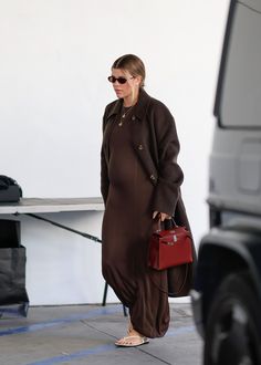 According to Celebrities, These Are the Biggest Spring Footwear Trends Maternity Street Style Winter, Simple Brown Dress, Sofia Richie Grainge, Spring Footwear, Pregnancy Fashion Fall, Maternity Street Style