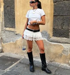 The Perfect Fit For A City Chick... Make Sure To Grab It While It's On SALE ❤🏙 @taitumriley #EDIKTED | Instagram Short Lace Skirt Outfit, Lace Mini Skirt Outfit, White Lace Shorts Outfit, White Mini Skirt Outfit Summer, White Short Skirt Outfit, Short White Skirt Outfit, White Ruffle Skirt Outfit, Glastonbury Festival Fashion, Ruffle Skirt Outfit