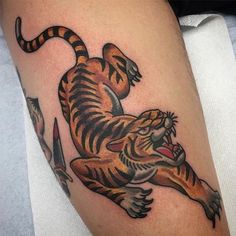 a tiger tattoo on the leg of a man