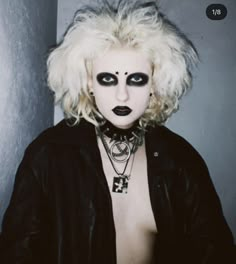 Gothic Makeup Looks, White Face Makeup, Crazy Make Up, Cool Looking People, Makeup Reference, Alt Hair, Goth Make Up, Alternative Subcultures, Goth Christmas