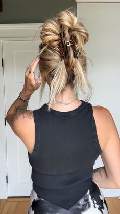 TORIE BLISS | Claw clip messy bun ft my cute claw clip from @scunci , they have the best selection of claw clips! SAVE & TRY ❤️‍🔥 #scuncipartner… | Instagram Hair Volleyball Hairstyles, Game Day Hair, Clip Hairstyles, Work Hairstyles, Bun Hairstyles For Long Hair, Curly Hair Men