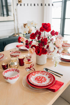 Elevate your Lunar New Year celebration with our festive collection of dinnerware and serveware. 
📷: @anniemescallhome