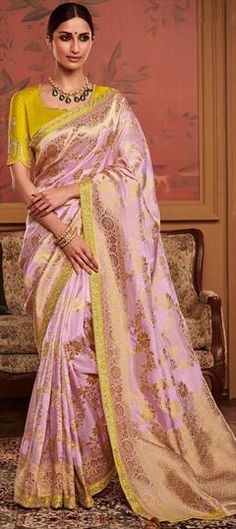 Pink and Majenta color Saree in Dolla Silk, Silk fabric with Embroidered, Thread, Weaving work Lilac Saree, Saree Contrast Blouse, Wedding Sarees Online, Purple Saree, Party Kleidung, Embroidery Saree, Trendy Sarees, Contrast Blouse, Yellow Blouse