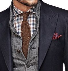 Love these layers men's fall fashion Gentleman Mode, A Man In A Suit, Man In A Suit, Cooler Style, Look Formal, Mens Fashion Blog, Mens Fashion Fall, Mens Fall