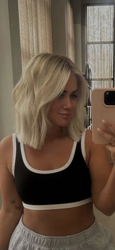 Blonde Short Hair Straight, Short Mid Length Haircut, Haircuts For Big Cheeks, Chopped Blonde Hair, Plus Size Short Blonde Hair, Short Blonde Hair Shoulder Length, Blonde Bob With Layers, Mid To Short Haircuts, Bouncy Lob