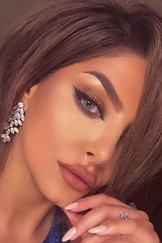 Cat eye makeup will never lose its popularity – many makeup artists would agree with this statement. Click to see our magnetizing cat eye makeup ideas! Halloween Make-up Looks, Makeup Cantik, Make Up Designs, Eyeliner Tips, Perfect Cat Eye, Halloween Makeup Scary, Cat Eye Makeup, Makijaż Smokey Eye, Makeup Hacks