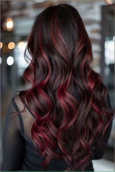 #makeup @PelecomJuliana Red Highlights In Brown Hair, Red Balayage Hair, Wine Hair Color, Black Red Hair, Cherry Red Hair, Red Balayage, Hair Color Underneath, Wine Hair, Chocolate Brown Hair Color